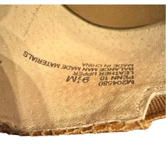 Me Too 9.5 block 2in heal textured leather gold buckle detail classic comfort - Picture 6 of 6